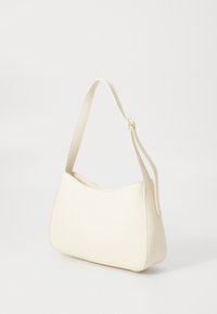 Bolso de hombro blanco de cuero sintético con una textura suave, parte superior curvada, correa ajustable y un diseño minimalista.