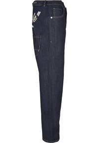 Mørkeblå denimjeans med straight ben, der har et stort hvidt grafisk print, flere lommer og kontrasterende syninger.
