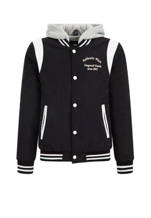 Czarna kurtka varsity z szarą kapturem, białymi akcentami, zatrzaskami i paskowanymi mankietami. Na piersi znajduje się haftowany napis.