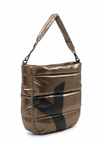 Sac à épaule matelassé bronze brillant avec motif graphique abstrait noir et bandoulière rembourrée réglable fixée par des clips noirs.