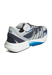 Bijela i mornarsko plava sportska tenisica od mrežastog materijala s plavičasto prelivajućim detaljem na potplatu, crnim i sivim prugama te crnim vezicama, prikazana iz kuta sa strane i stražnje strane.