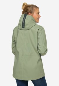 Světlezelená nepromokavá bunda s kapucí, se značkovou etikettou na zadní straně a dlouhými rukávy. Hladká textura, středně dlouhý design.