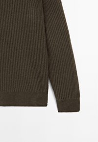 Dunkelgrüner, gerippter Pullover mit strukturiertem Stoff, langem Ärmel und eng anliegenden Bündchen, der Wärme und ein lässiges Design betont.