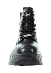 Czarny skórzany botek za kostkę z okrągłym noskiem, teksturowaną powierzchnią, sznurówkami, metalowymi oczkami oraz grubą, wyściełaną podeszwą z żłobieniami. Widoczne logo.