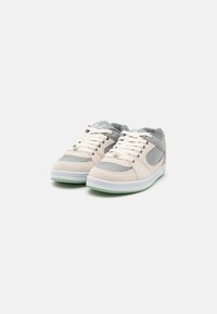 és ACCEL OG UNISEX - Skatesko - white/grey