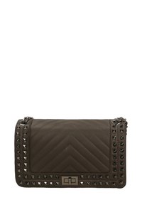 Borsa a tracolla imbottita marrone con motivo a zig zag, borchie in metallo lungo il bordo e un gancio argentato. Presenta una tracolla a catena per il trasporto.