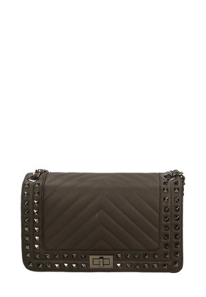 Borsa a tracolla imbottita marrone con motivo a zig zag, borchie in metallo lungo il bordo e un gancio argentato. Presenta una tracolla a catena per il trasporto.