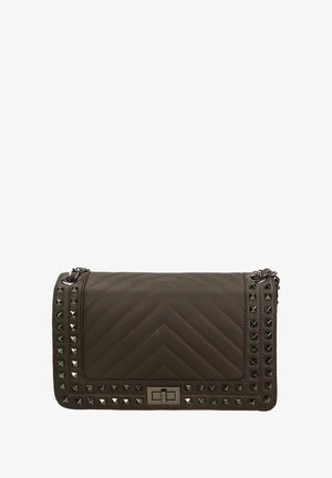Bruine gewatteerde handtas met een chevron patroon, metalen studs langs de rand en een zilveren sluiting. Voorzien van een kettingriem om te dragen.