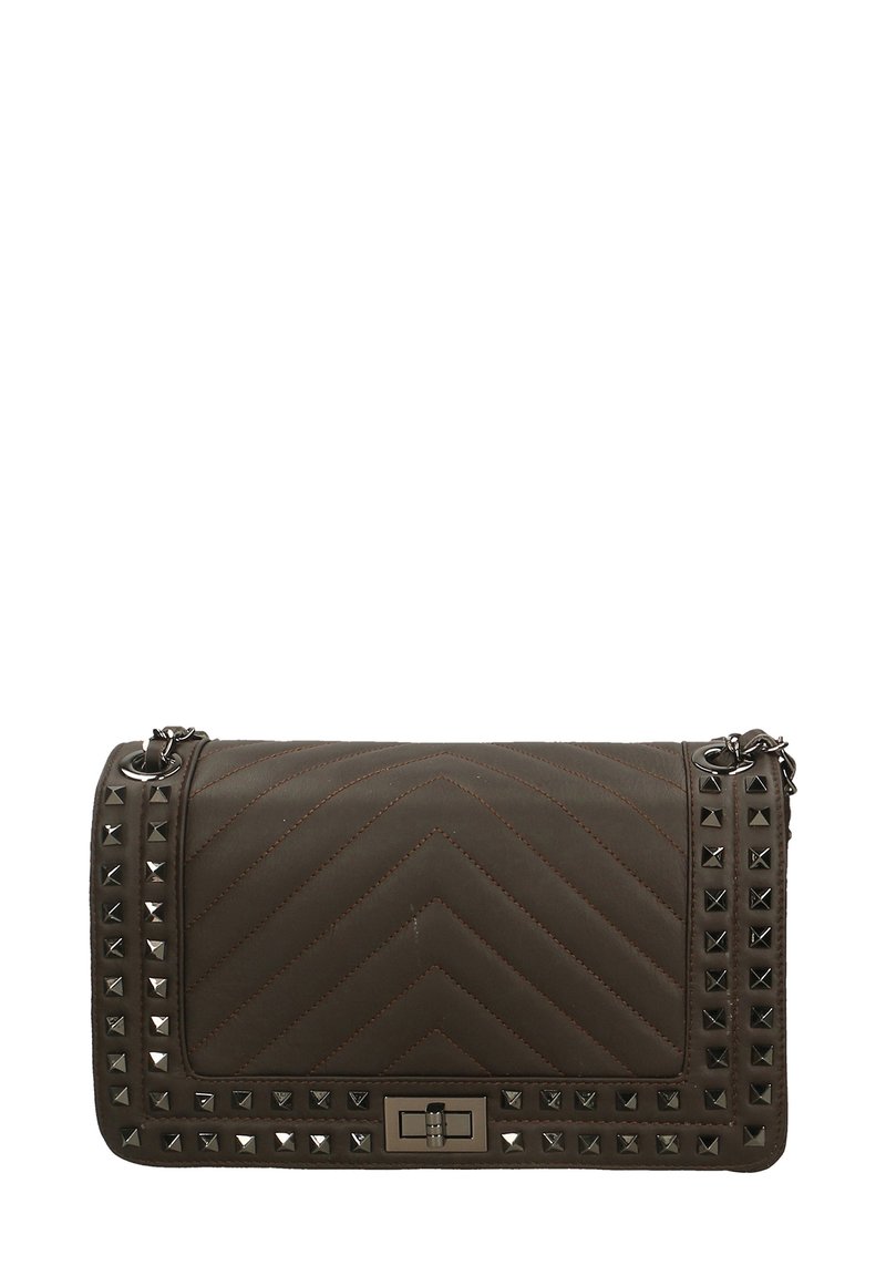 Borsa a tracolla imbottita marrone con motivo a zig zag, borchie in metallo lungo il bordo e un gancio argentato. Presenta una tracolla a catena per il trasporto.