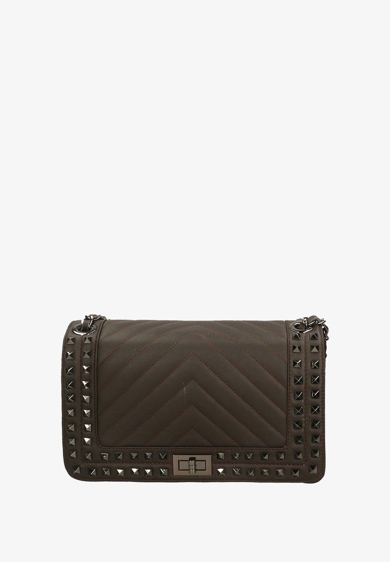 Borsa a tracolla imbottita marrone con motivo a zig zag, borchie in metallo lungo il bordo e un gancio argentato. Presenta una tracolla a catena per il trasporto.