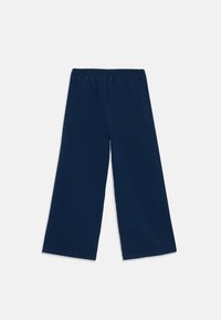 Navyblaue weite Hose mit elastischem Bund, flach auf einem weißen Hintergrund ausgelegt.