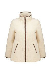Crème-kleurige fleecejack met een hoge kraag, twee zijzakken en contrasterende bruine rits en stikdetails.