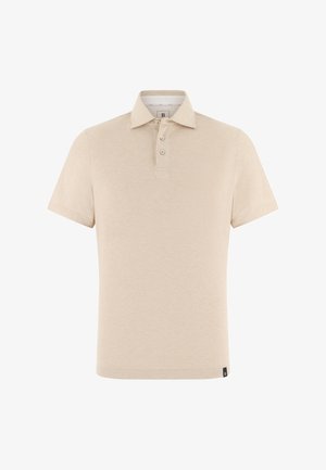 Polo beige à manches courtes avec trois boutons et une petite étiquette noire près de l'ourlet sur un fond blanc uni.