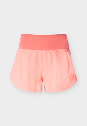 Ανοιχτό κοραλί σορτς για τρέξιμο με φαρδύ, σκουρότερο κοραλί ελαστικό κορδόνι στη μέση και μικρό ανακλαστικό λογότυπο στο αριστερό πόδι, σε λευκό φόντο.