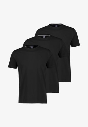 Drei schlichte schwarze T-Shirts mit kurzen Ärmeln und Rundhalsausschnitt, übereinandergestapelt, jeweils mit einem kleinen Logo auf der linken Brust und einem Markenetikett im Kragen.