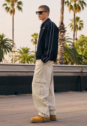 Bershka, CARGO - BAGGY TROUSERS - Cargo trousers - sand