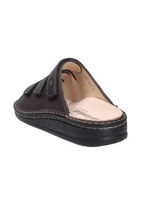 Pantofole aperte in pelle nera con tre cinturini regolabili e soletta imbottita beige con testo del marchio all'interno.