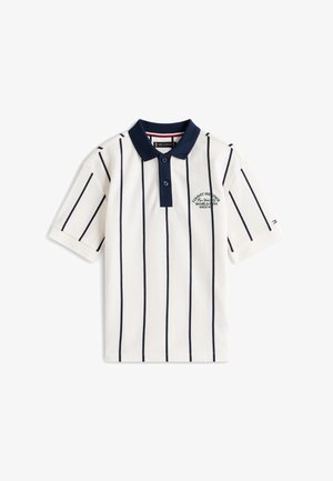 Polo blanc avec des rayures bleu marine, un col bleu marine et des manches courtes. Présente un logo sur la poitrine et un accent de logo sur la manche.