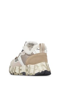 Sneaker chunky beige e bianco con fodera in shearling, dettagli in suede e testo audace stampato sulla suola in gomma spessa.