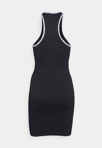 Vestido justo sem mangas preto com um decote arredondado, feito de um tecido elástico, apresenta um acabamento de marca branco ao longo do decote e das mangas.