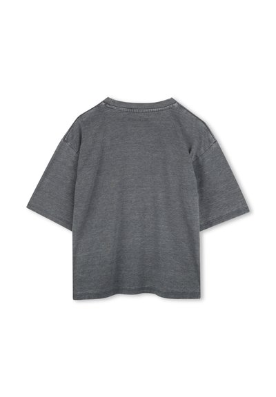 T-shirt gris à manches courtes en coton doux. Coupe décontractée avec un col rond et sans motifs ni ornements visibles.