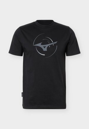 Zwart T-shirt met korte mouwen en een grijs gestileerd vogel-logo in een gedeeltelijke cirkel op de borst, getoond op een witte achtergrond.