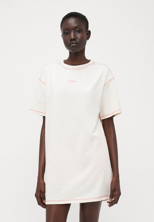 Abito corto bianco con scollo rotondo e cuciture rosa. Presenta un piccolo logo "HUGO" centrato sul petto. Materiale in cotone, vestibilità rilassata.