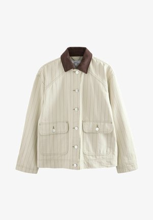 Krémová bunda s vertikálními pruhy, hnědý kordový límec, zapínání na knoflíky, dvě náprsní kapsy s klopami na knoflíky, jemná textura.