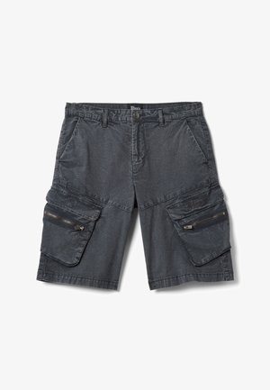 Short cargo gris foncé avec poches avant, passants de ceinture, fermeture par bouton et poches à rabat zippées sur chaque cuisse.