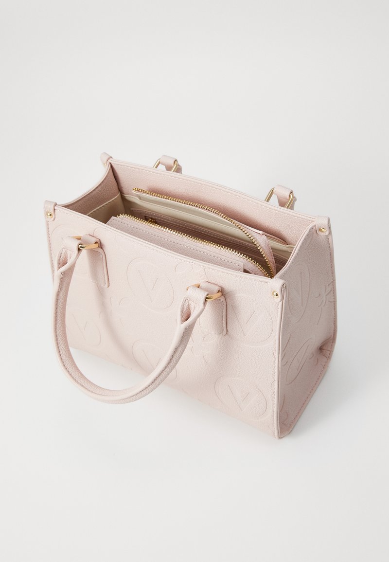 Helles rosa Lederhandtasche mit eingeprägtem Logo-Muster, doppelten oberen Griffen und goldfarbener Hardware. Innentaschen sichtbar.