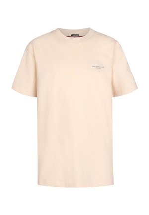 Beiges T-Shirt mit kurzen Ärmeln und Rundhalsausschnitt, mit kleinem weißem Textlogo auf der linken Brust und schlichtem Vorderdesign.
