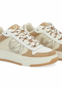 Sneaker bianchi e beige in materiale mesh e suede, con accenti metallici, lacci a motivo e suola in gomma texturizzata.