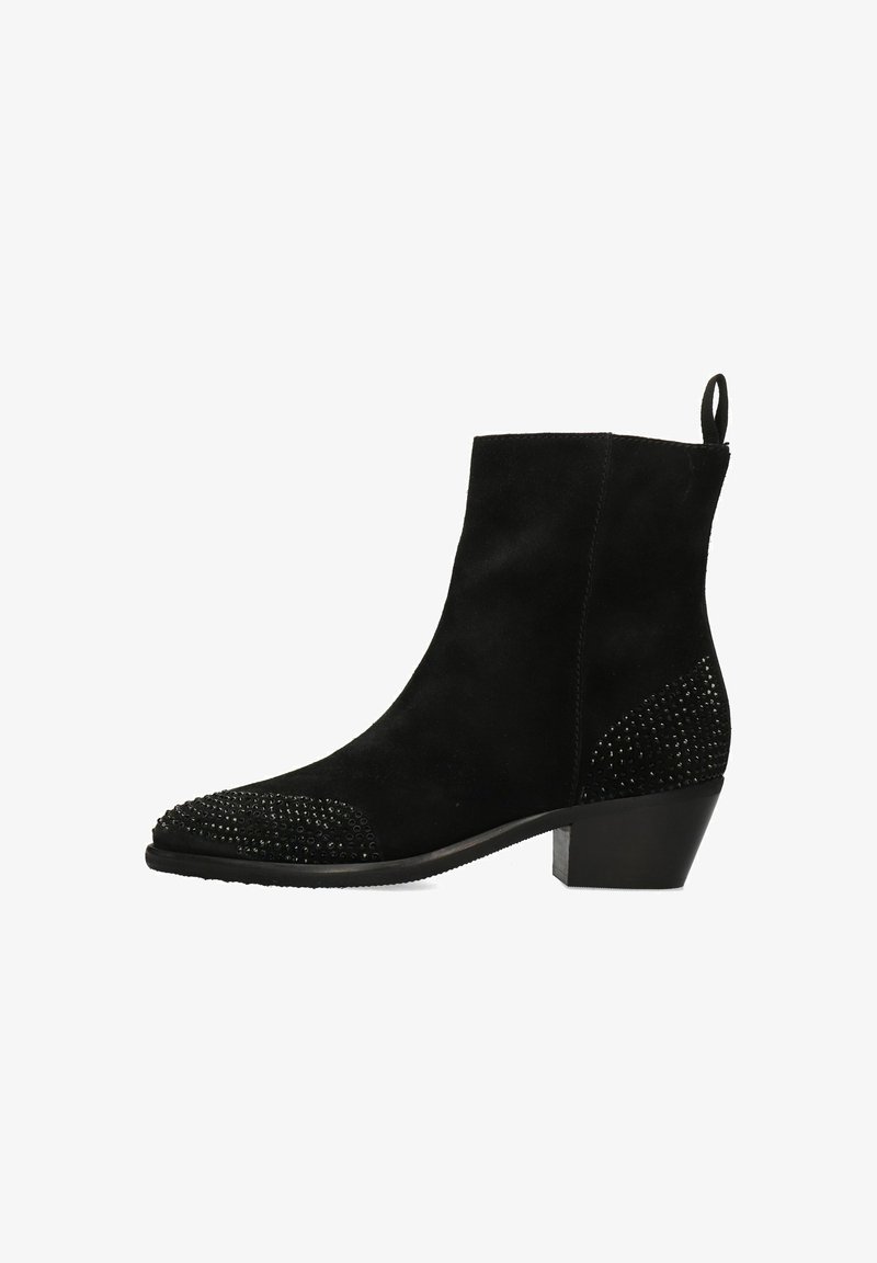 Svart mocka ankelboots med rund tå, prydda med nitar på tå och häl, samt en låg klack.