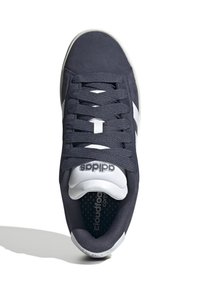 Marinblå sneakers med vita accenter, med en texturerad övre del i tyg, rund tå, platta snören och en vadderad plös med logotyp.