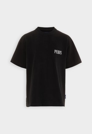Czarny t-shirt z krótkim rękawem i okrągłym dekoltem z białym napisem „PEQUS” nadrukowanym na górnej lewej stronie klatki piersiowej.