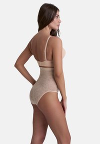 Beige hoge taille lingerie van kant met bloemmotieven en verstelbare bandjes. Gladde stof aan de voorkant en ingewikkelde details aan de achterkant.