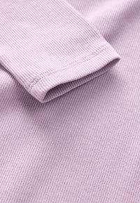 Material texturat din bumbac cu dungi, de culoare lavandă, cu un detaliu de manșetă rulată. Țesătura pare ușoară și elastică.