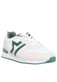 Baskets blanches avec des accents verts, dotées d'un dessus en daim texturé et en mesh, d'un bout rond et d'une semelle extérieure en caoutchouc vert avec un motif de grip.