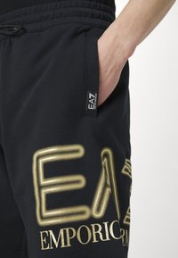EA7 Emporio Armani BERMUDA - Pantalon de survêtement - nero