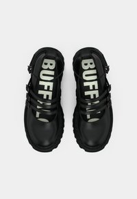 Czarne sandały na platformie mają podwójne paski na górze z regulowaną klamrą. Wkładka ozdobiona jest dużym białym napisem „BUFFALO”.