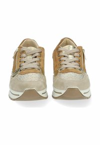 Zapatillas de deporte marrón claro con parte superior de ante y texturizada, con acentos beige, cordones planos, cremalleras laterales y un diseño de suela gruesa.
