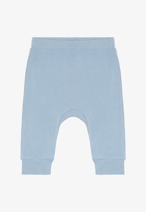 Hellblaue Babyhose mit weiter Passform, elastischem Bund und umgeschlagenen Beinabschlüssen, flach auf einem weißen Hintergrund liegend.