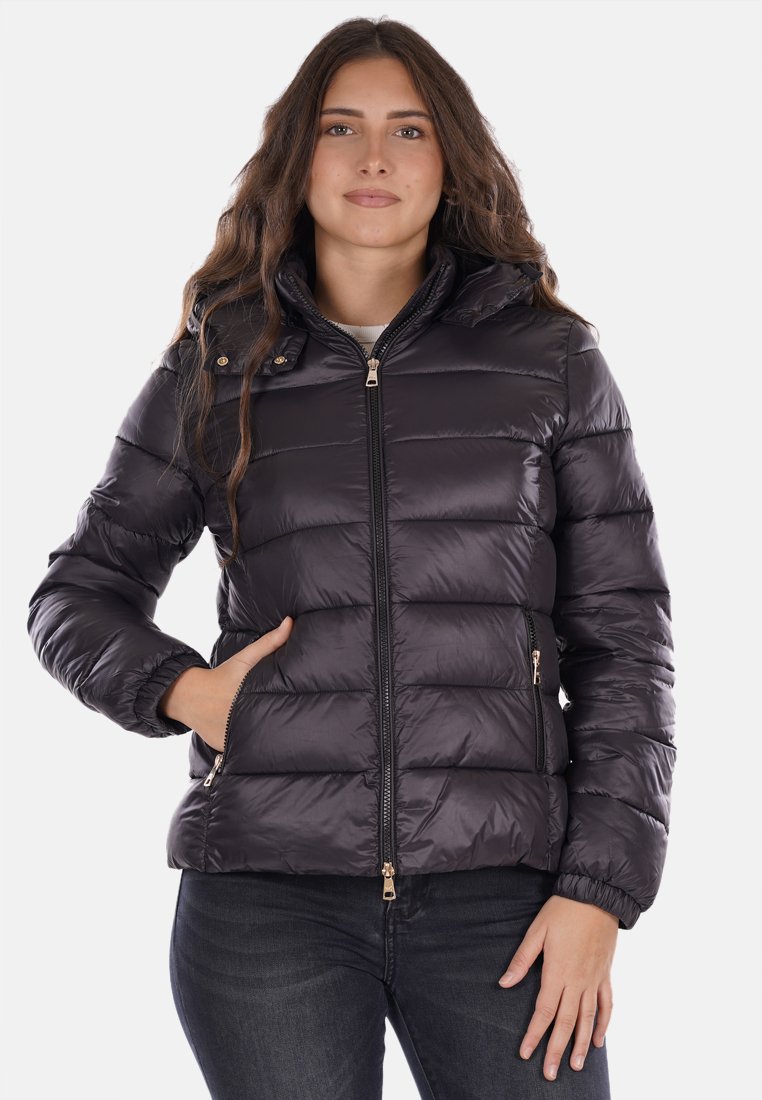 Giubbotto nero imbottito con zip frontale, colletto rialzato e tasche laterali. Presenta una texture trapuntata e dettagli in hardware dorato.