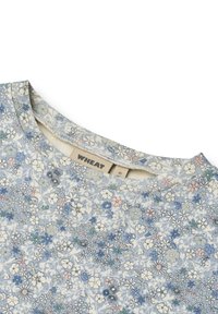 Țesătură albastră cu gât rotund, cu un model floral dens în alb, roz și verde, având o etichetă a brandului Wheat și o etichetă de mărime 4Y.