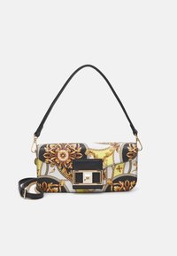 Torebka na ramię z czarnym uchwytem, ozdobionym złoto-czarnym, bogato zdobionym wzorem barokowym oraz prostokątnym złotym zatrzaskiem na przedniej klapie.