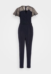 Combinaison bleu marine avec un design portefeuille, des manches papillon en dentelle délicate et une ceinture nouée à la taille. Texture lisse et jambes fuselées.