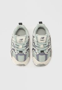 Μπλε και γκρι αθλητικά παπούτσια με πάνελ  από δίχτυ, υφασμένα λάστιχα στη σόλα και δέσιμο με κορδόνια. Διαθέτουν λογότυπο στη γλώσσα και στη φτέρνα.