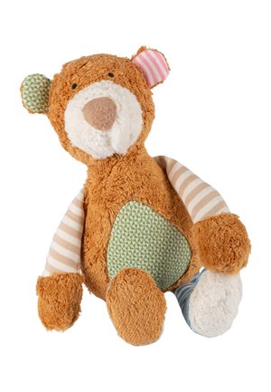 Weicher brauner Teddybär mit Ohren in Patchwork-Optik, gestreiften Armen und grün gemustertem Bauch, der vor weißem Hintergrund sitzt.