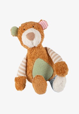 Weicher brauner Teddybär mit Ohren in Patchwork-Optik, gestreiften Armen und grün gemustertem Bauch, der vor weißem Hintergrund sitzt.