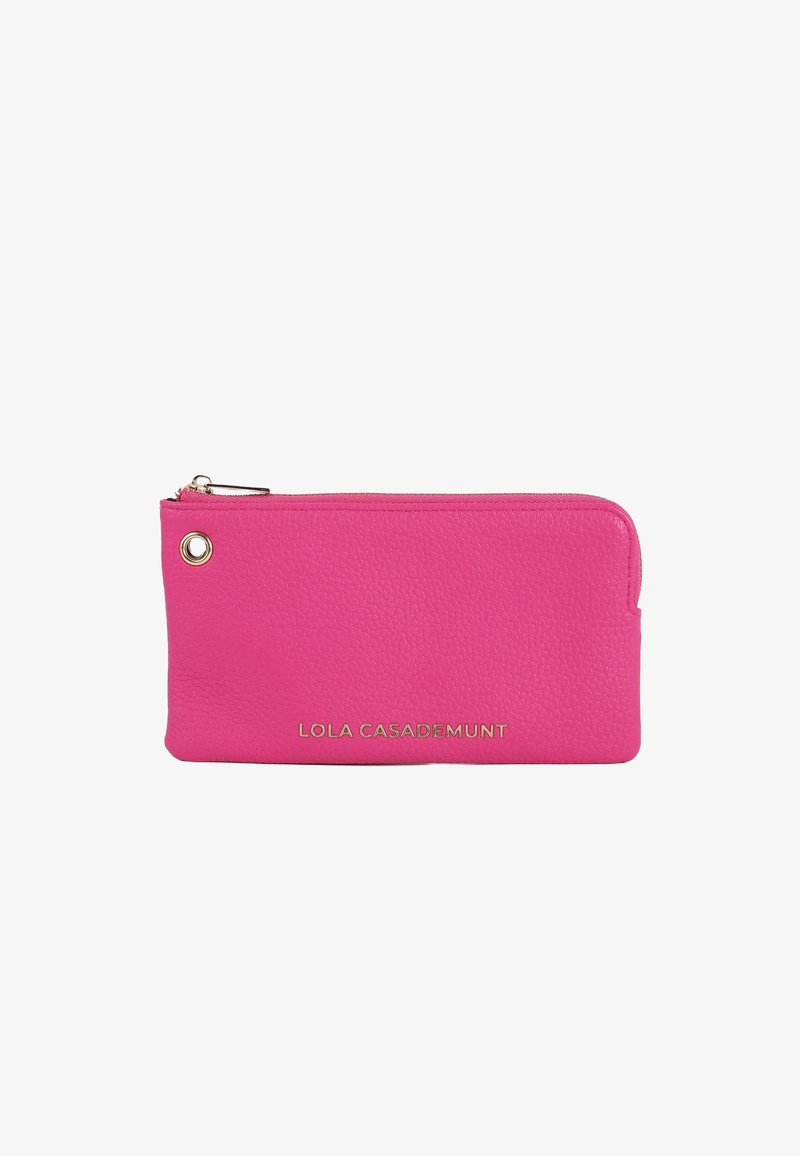 Trousse zippée rose vif avec surface texturée et œillet doré, marquée "LOLA CASADEMUNT" en lettres dorées à l'avant.